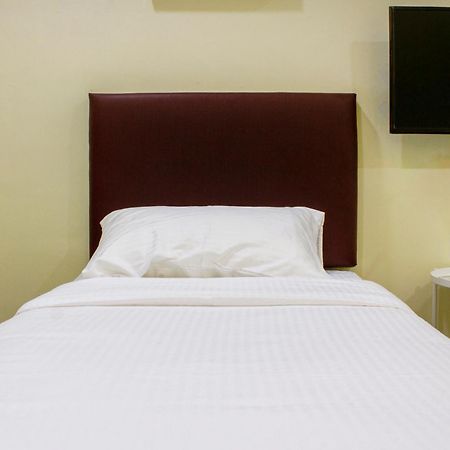 Oyo 90090 Roselyn Inn 2 Пасир Гуданг Екстериор снимка