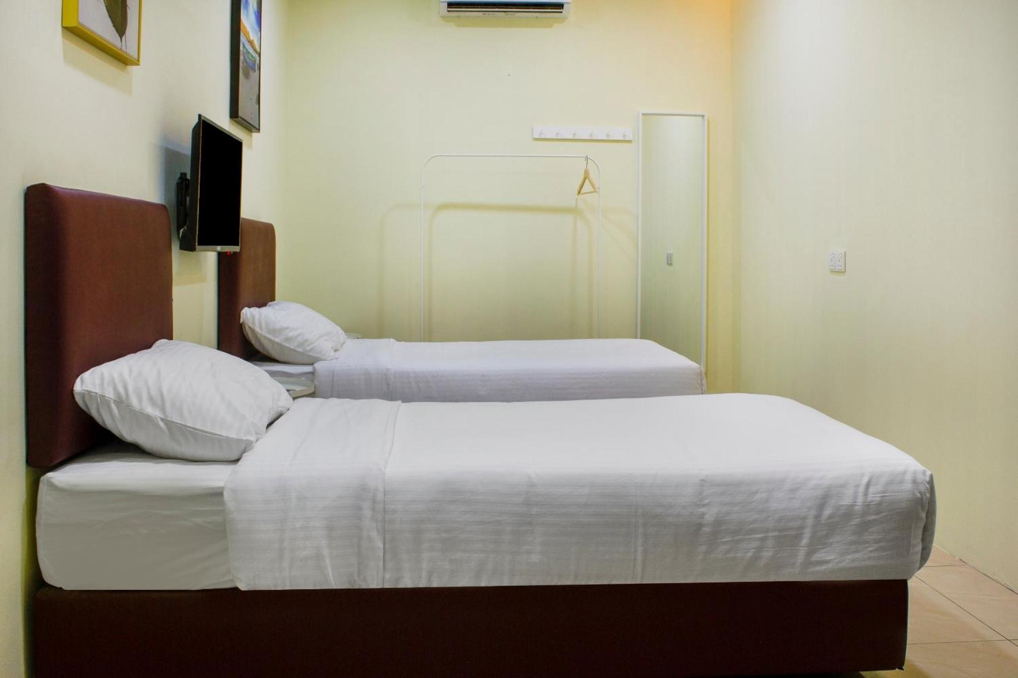 Oyo 90090 Roselyn Inn 2 Пасир Гуданг Екстериор снимка