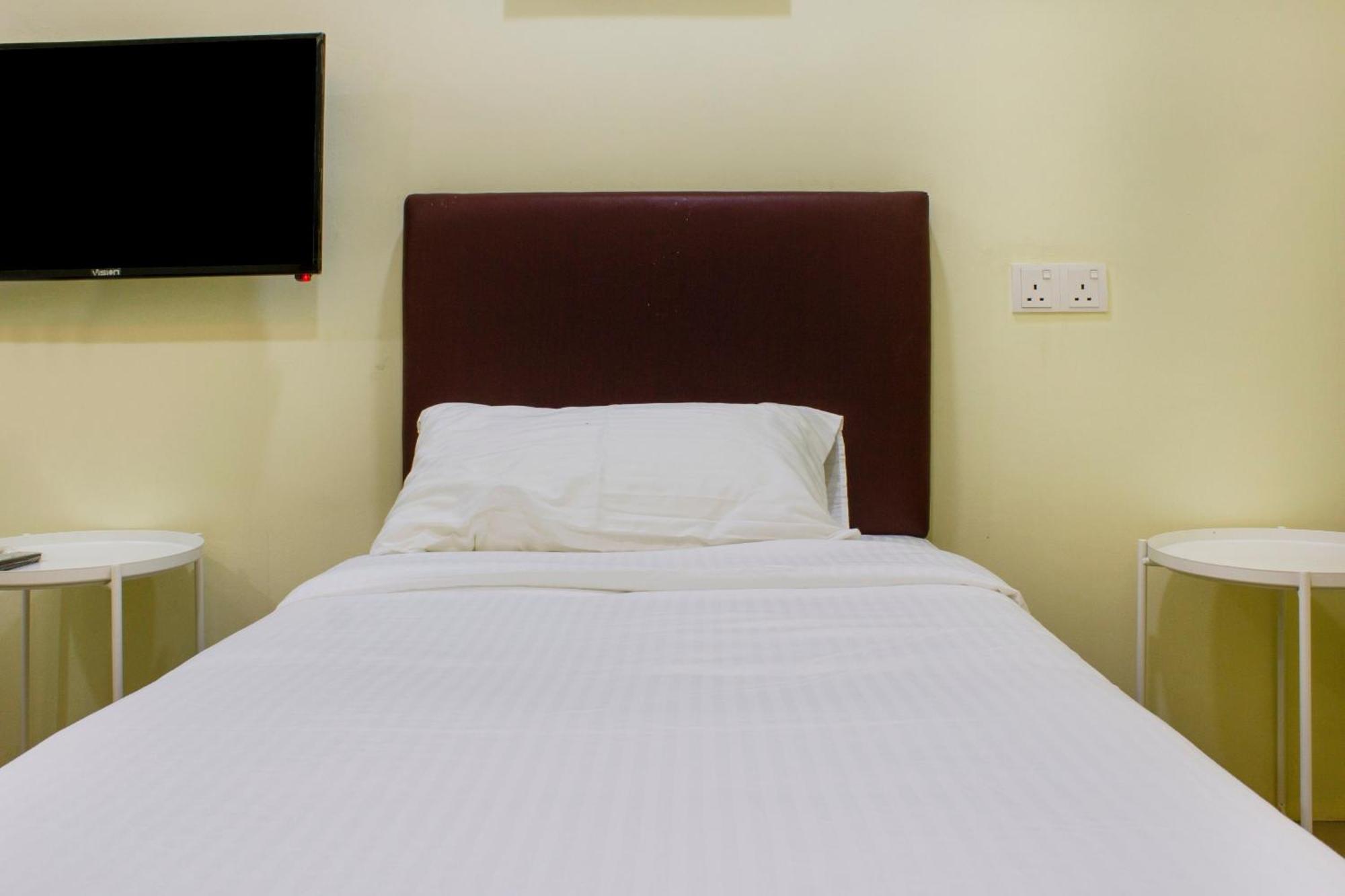 Oyo 90090 Roselyn Inn 2 Пасир Гуданг Екстериор снимка
