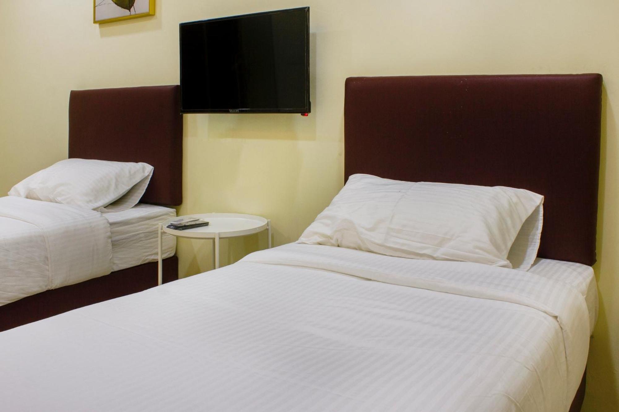 Oyo 90090 Roselyn Inn 2 Пасир Гуданг Екстериор снимка